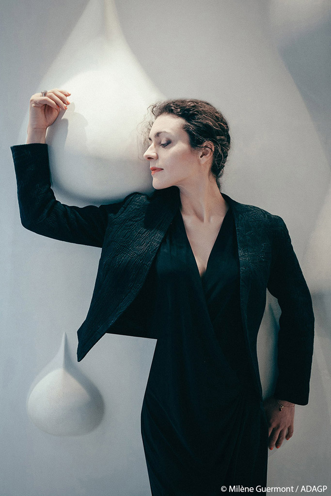 Portrait de Milène Guermont adossée à une sculpture de béton sensible